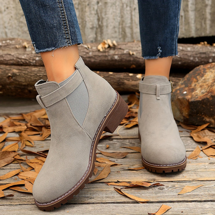 Drune | Schicke Stiefeletten mit Blockabsatz, Schnallenriemen und elastischen Seiteneinsätzen
