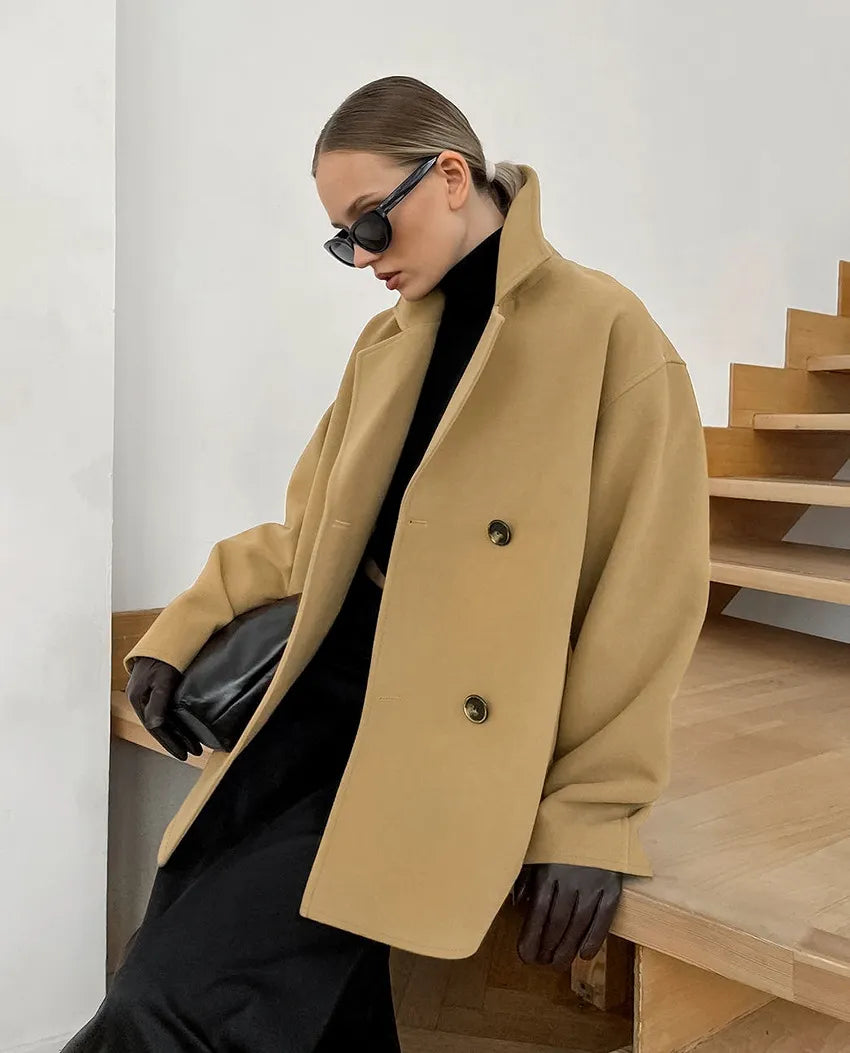 Drune | elegante braune Wolljacke mit doppelter Knopfreihe, halblang