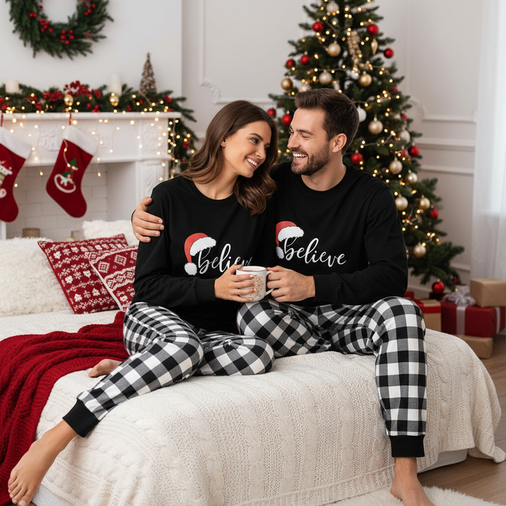Drune | Weihnachtsmütze und 'Believe' Buchstaben Druck Muster Paar Schwarz & Weiß kariert Schlafanzug Set