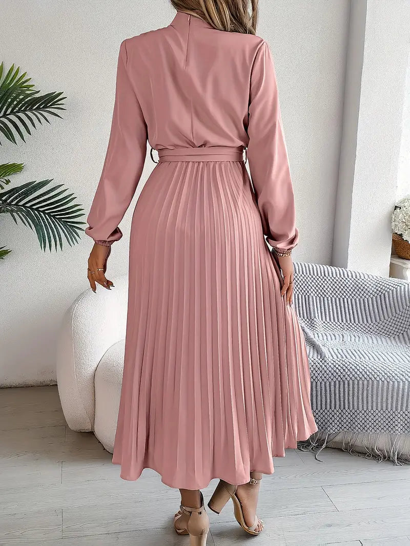 – einfarbiges kleid mit stehkragen und faltengürtel