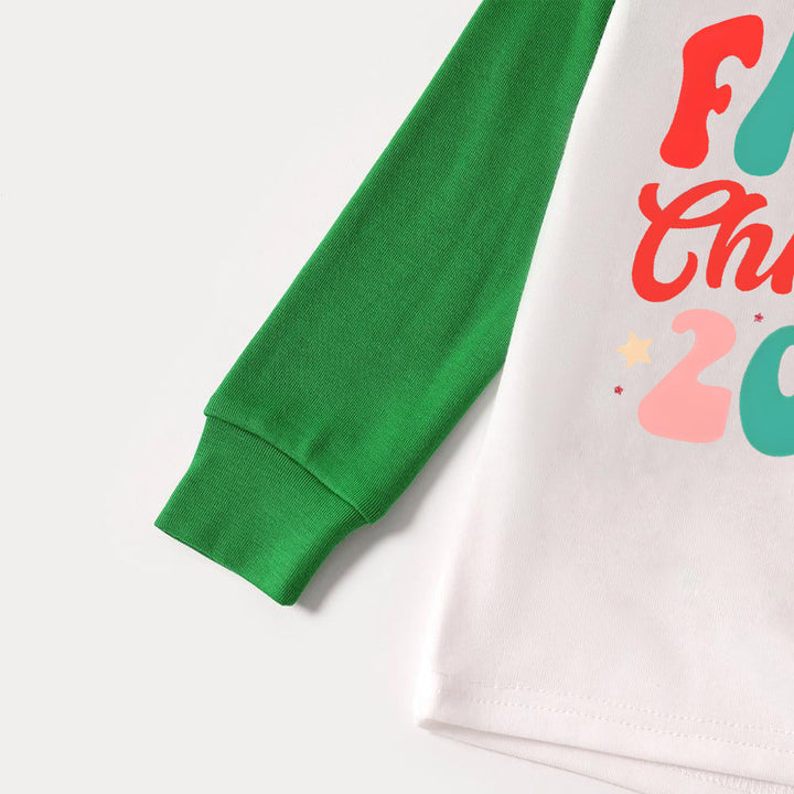 Drune | Weihnachten ‘Familienweihnachten 2024’ Buchstabenprint gemustert lässige Langarm-Sweatshirts grüne Kontrastoberteile und schwarze und grüne Karohosen Familienpassende Raglan-Langarm-Pyjama-Sets mit Hundebandana