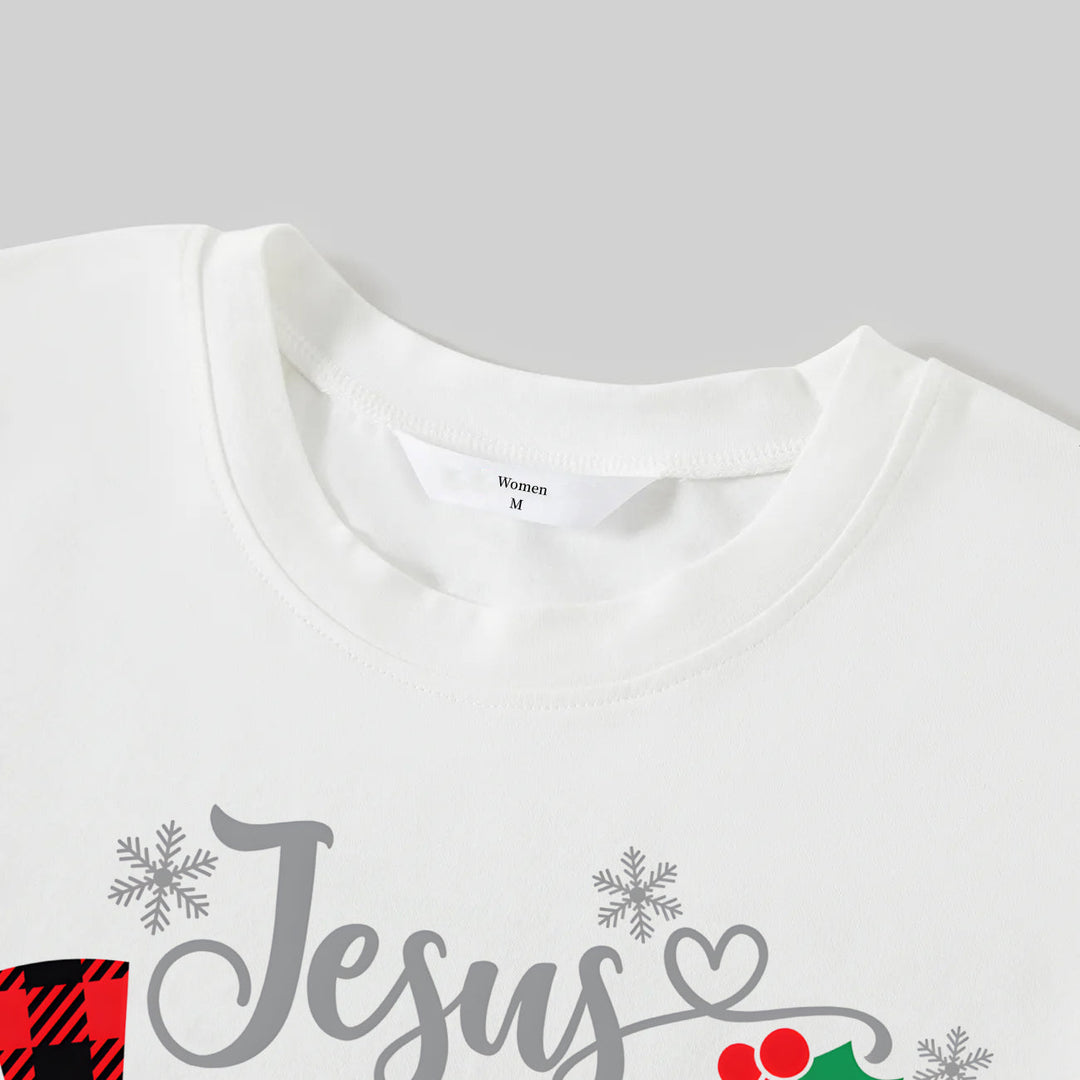 Drune | Weihnachten "Jesus ist der Grund für die Saison" Buchstabenprint gemustert weiß Langarm mit weißen&roten&grünen Karohose Familienpassende Schlafanzüge