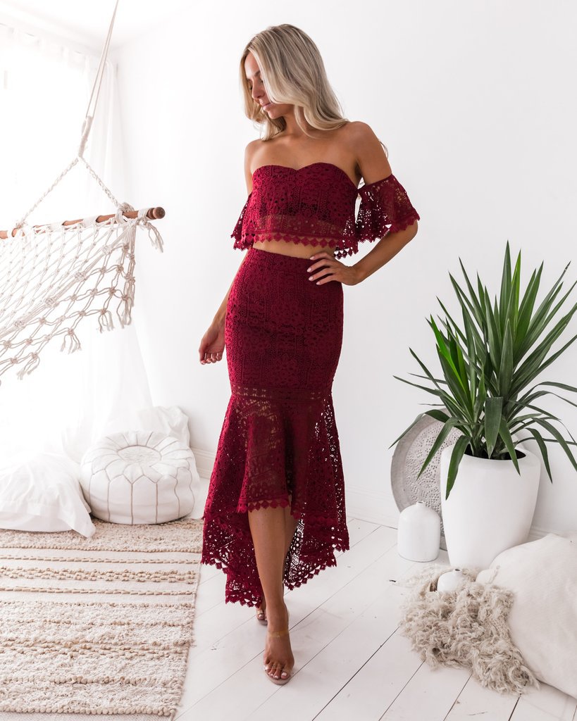 Drune | Spitze Off-Shoulder Crop Top Hoch Niedrig Rock 2-teiliges Set