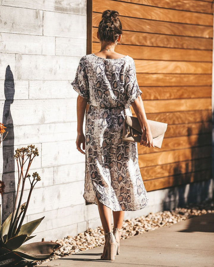 Damen Midikleid mit Schlangeprints und taillierten Gummizug Drune