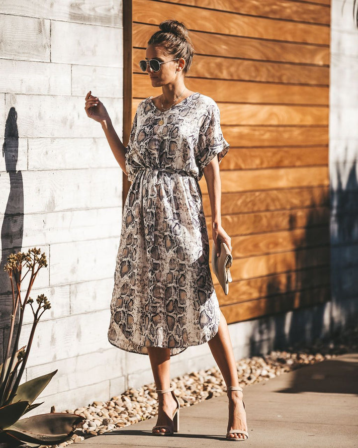 Damen Midikleid mit Schlangeprints und taillierten Gummizug Drune