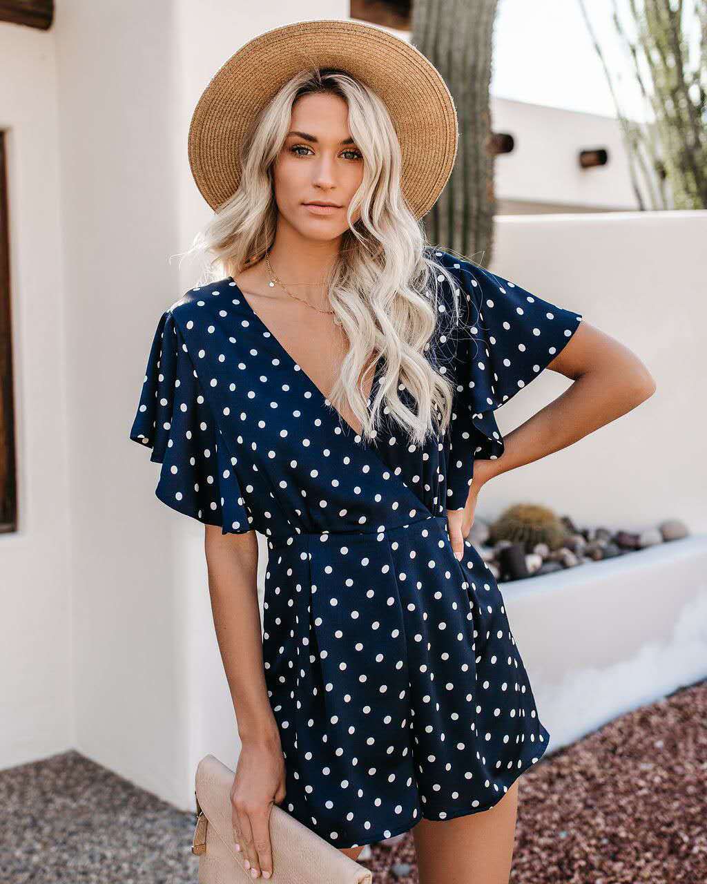 Damen Playsuit mit elegantem V-Ausschnitt und Rüschendetails Drune
