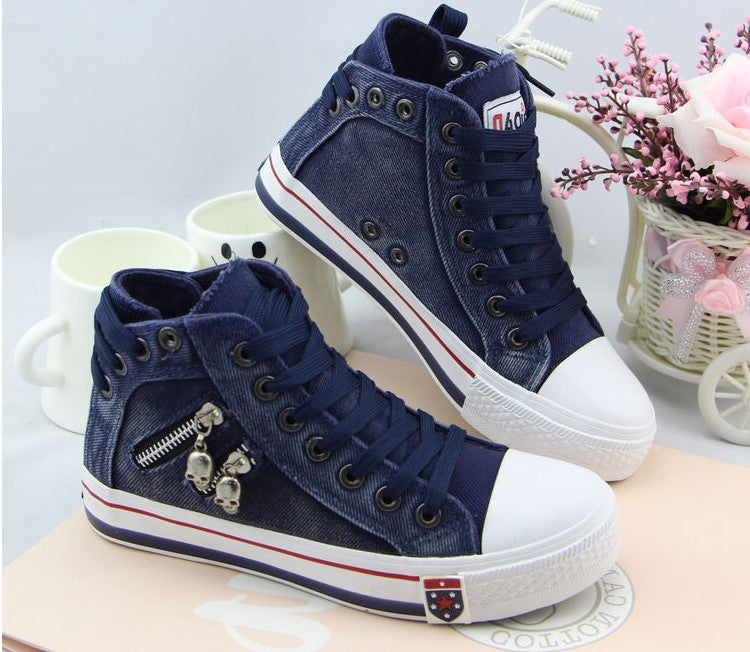 Damen nan hohe Sneaker im Jeanslook mit seitlichem Reißverschluss und dekorativen Anhängern Drune