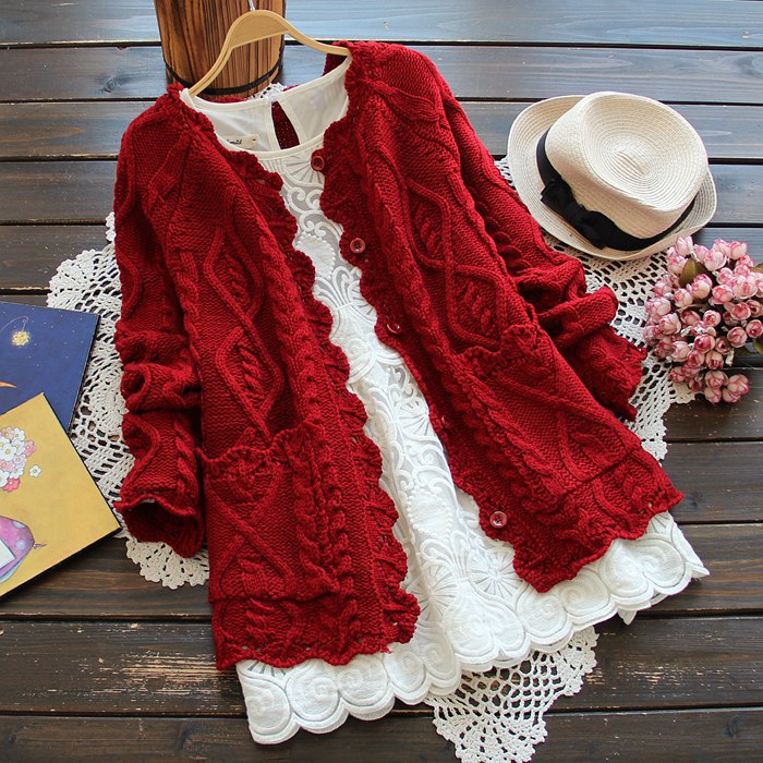 Damen Strickjacke mit kunstvollen Zopfdetails und romantischen Rüschenelementen Drune