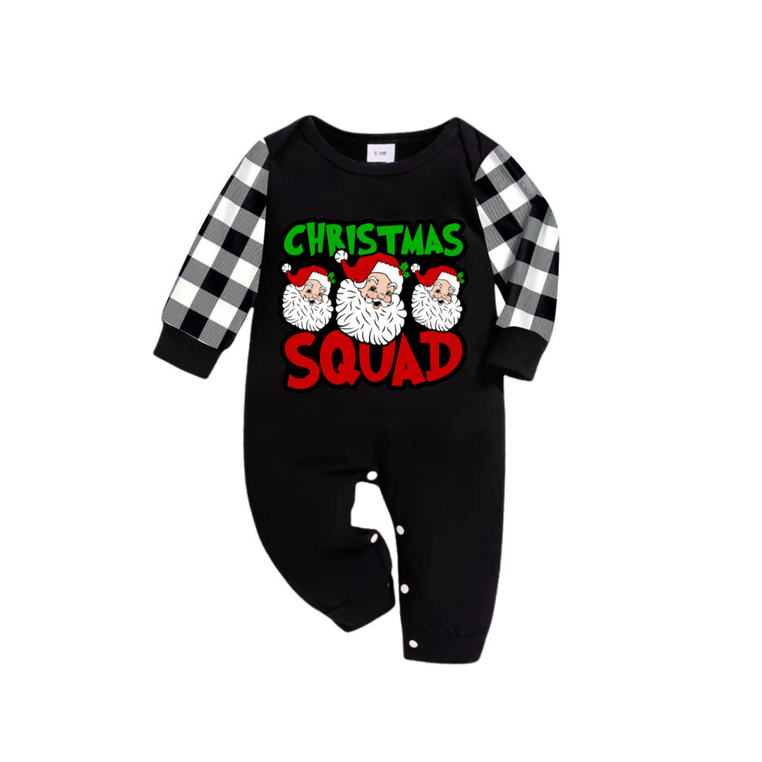 Drune | "Santa Squad" und Santa Claus Druck Schwarzes Langarmshirt mit Schwarz-Weißen Karohosen Familienpassende Schlafanzüge