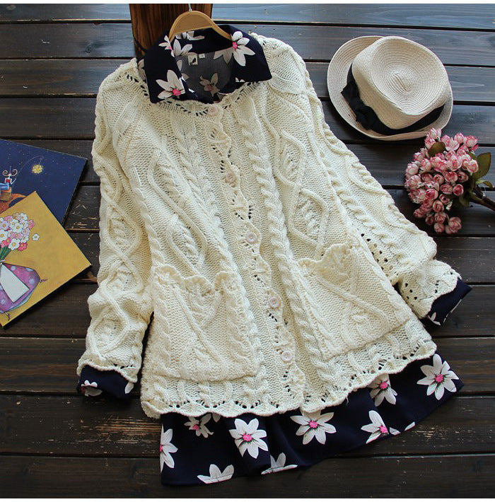 Damen Strickjacke mit kunstvollen Zopfdetails und romantischen Rüschenelementen Drune