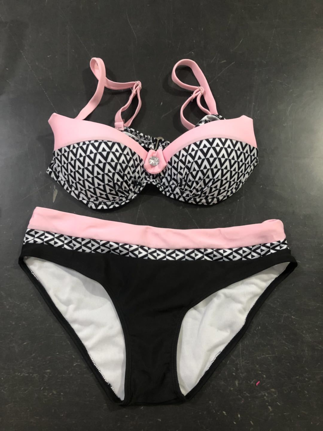 Damen Bikini-Set mit formgebendem Oberteil und modernem Streifenmuster Drune