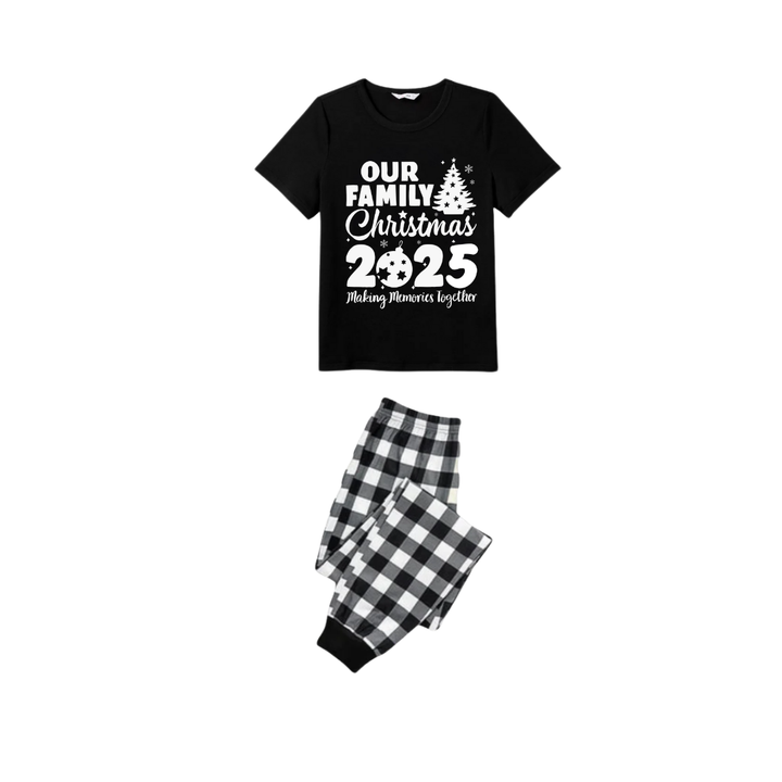 Drune | Unser Familien-Weihnachten 2025 Pyjama Set - Schwarzes Oberteil Schwarze und weiße kariertes Hosen Weißer Grafiktext Baum