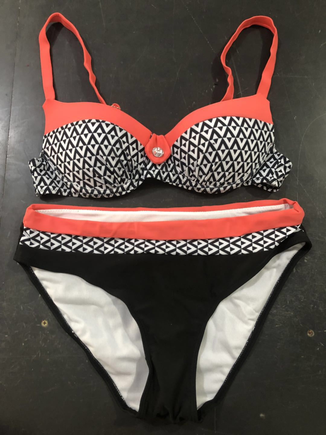 Damen Bikini-Set mit formgebendem Oberteil und modernem Streifenmuster Drune