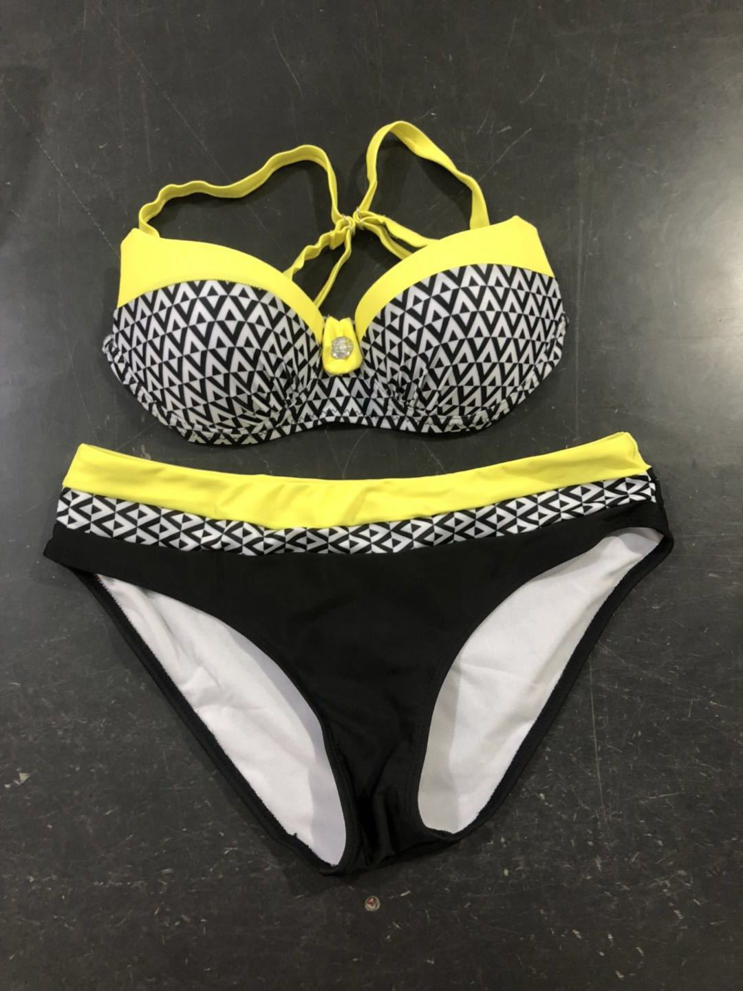 Damen Bikini-Set mit formgebendem Oberteil und modernem Streifenmuster Drune