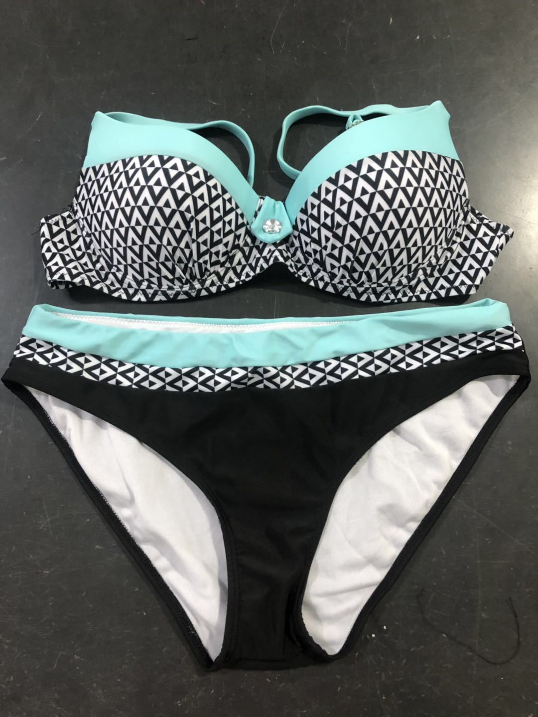 Damen Bikini-Set mit formgebendem Oberteil und modernem Streifenmuster Drune