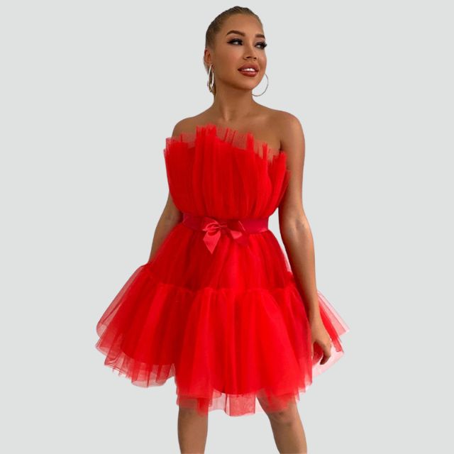 Trägerloses Tüllkleid mit mehrlagigem Rock