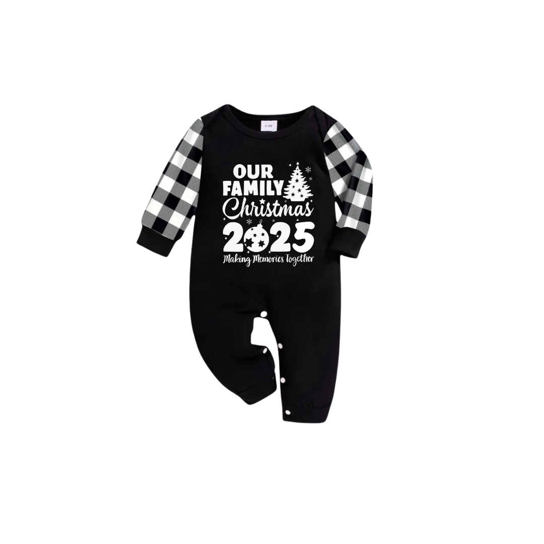 Drune | Unser Familien-Weihnachten 2025 Pyjama Set - Schwarzes Oberteil Schwarze und weiße kariertes Hosen Weißer Grafiktext Baum