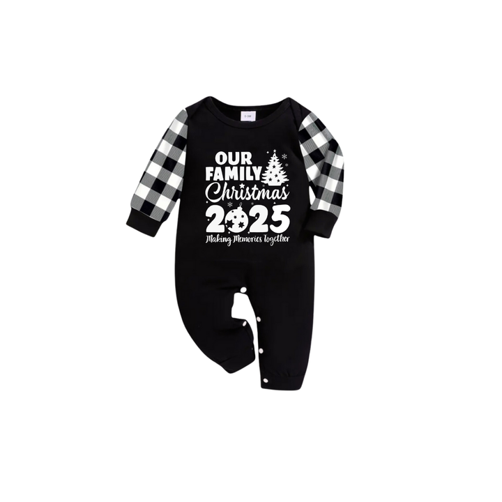 Drune | Unser Familien-Weihnachten 2025 Pyjama Set - Schwarzes Oberteil Schwarze und weiße kariertes Hosen Weißer Grafiktext Baum