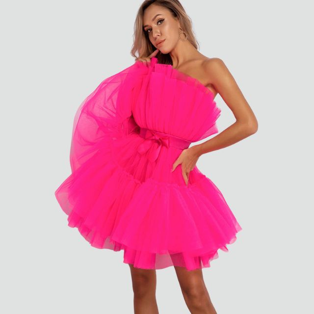 Trägerloses Tüllkleid mit mehrlagigem Rock