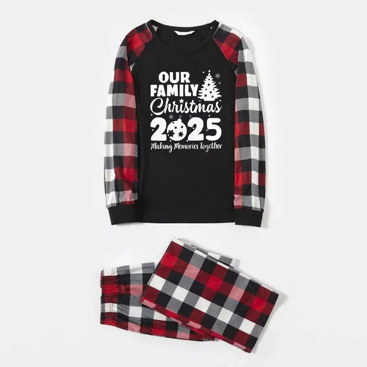 Drune | Christmas Süße Cartoon Weihnachtsmann Hut Muster und '2025 FAMILIEN Weihnachten' Buchstaben Druck Kontrast Tops und Rot & Schwarz & Weiß Karierte Hose Familien passende Pyjamas Set mit Hund Bandana
