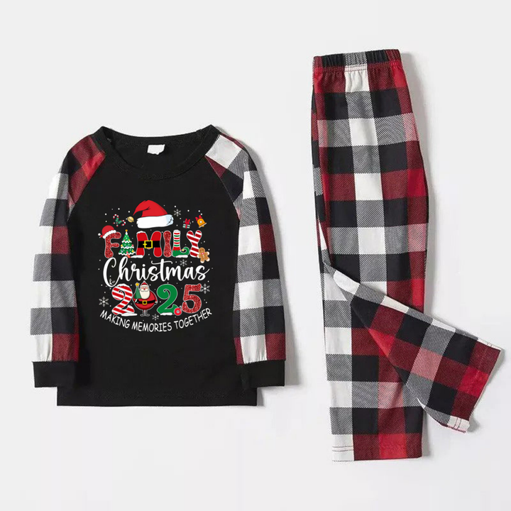 Drune | Rote und graue karierte Weihnachts-Pyjama-Set mit dem Textdruck "Familienweihnachten 2025 Gemeinsam Erinnerungen schaffen"