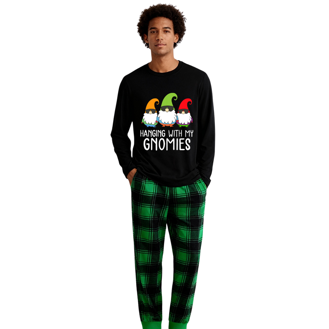 Drune | Three Santas "HANGING WITH MY GNOMIES" Monogram-Druck Schwarz Langärmliges Oberteil mit Vintage Grün und Schwarz Großes Karomuster Familie Passende Pyjamas