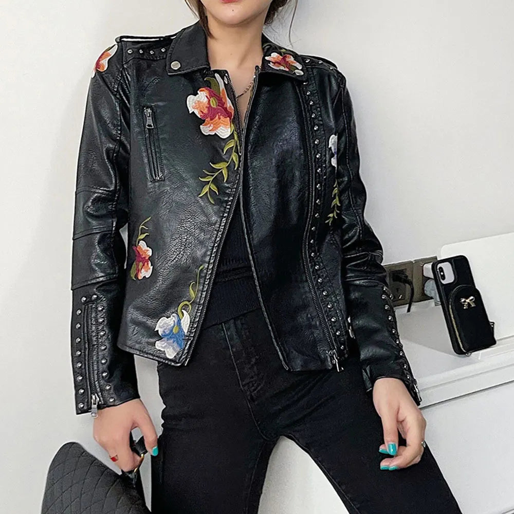 Drune | Damen-Lederjacke mit Nieten-Akzent und Blumenmuster