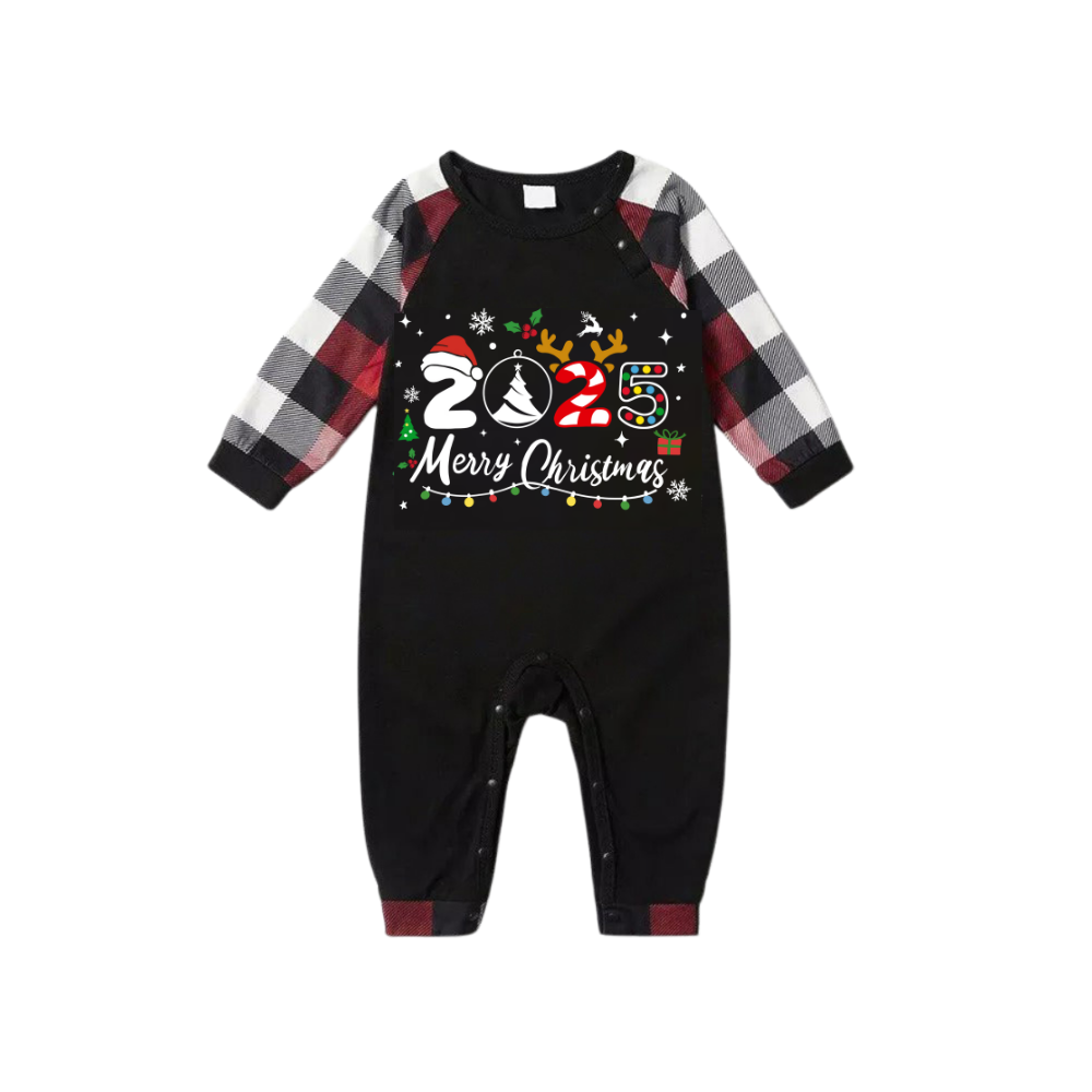 Drune | "2025 Frohe Weihnachten" Text und Weihnachtsmannmütze Druckmuster - Schwarzes Oberteil mit rot-schwarz-weißen karierter Ärmeln - Familien passende Pyjamas