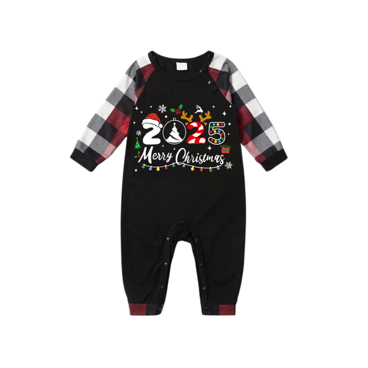 Drune | "2025 Frohe Weihnachten" Text und Weihnachtsmannmütze Druckmuster - Schwarzes Oberteil mit rot-schwarz-weißen karierter Ärmeln - Familien passende Pyjamas