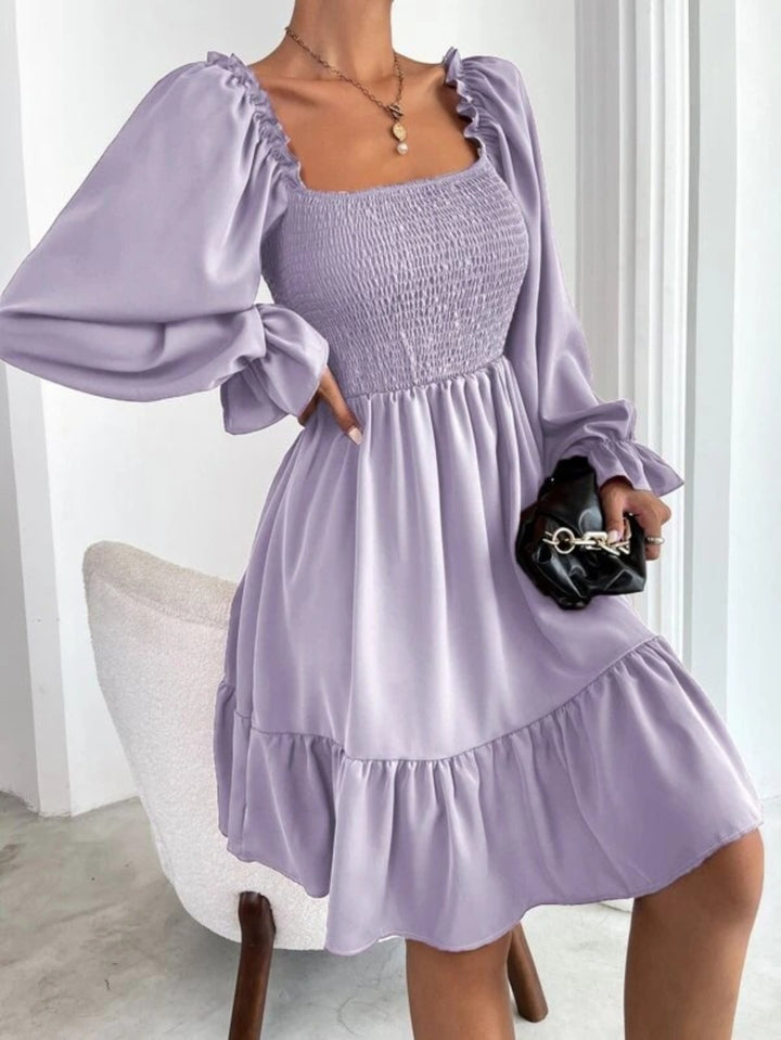 Drune | Paralleles Krepp genähtes Kleid mit Rüschensaum