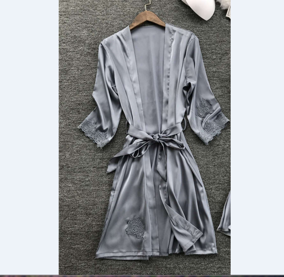 Damen Satin Hausmantel mit feinen Spitzenakzenten und verstellbarem Gürtel Drune