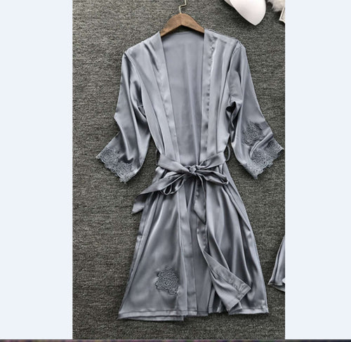 Damen Satin Hausmantel mit feinen Spitzenakzenten und verstellbarem Gürtel Drune