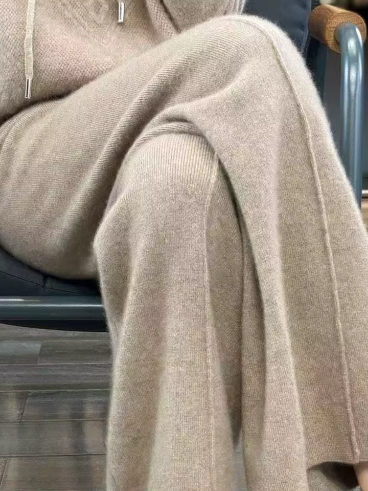 Drune | DIE STRICKHOSE MIT WEITEM BEIN FÜR STILVOLLE GEMÜTLICHKEIT
