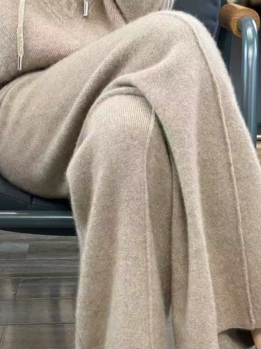 Drune | DIE STRICKHOSE MIT WEITEM BEIN FÜR STILVOLLE GEMÜTLICHKEIT