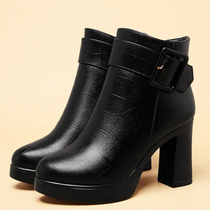 Drune | Flaschenstiefel mit High Heel und Fensterdesign für einen einzigartigen Stil