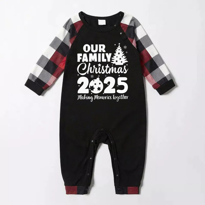 Drune | Christmas Süße Cartoon Weihnachtsmann Hut Muster und '2025 FAMILIEN Weihnachten' Buchstaben Druck Kontrast Tops und Rot & Schwarz & Weiß Karierte Hose Familien passende Pyjamas Set mit Hund Bandana