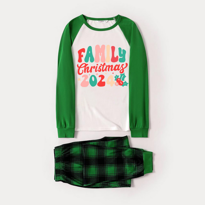 Drune | Weihnachten ‘Familienweihnachten 2024’ Buchstabenprint gemustert lässige Langarm-Sweatshirts grüne Kontrastoberteile und schwarze und grüne Karohosen Familienpassende Raglan-Langarm-Pyjama-Sets mit Hundebandana