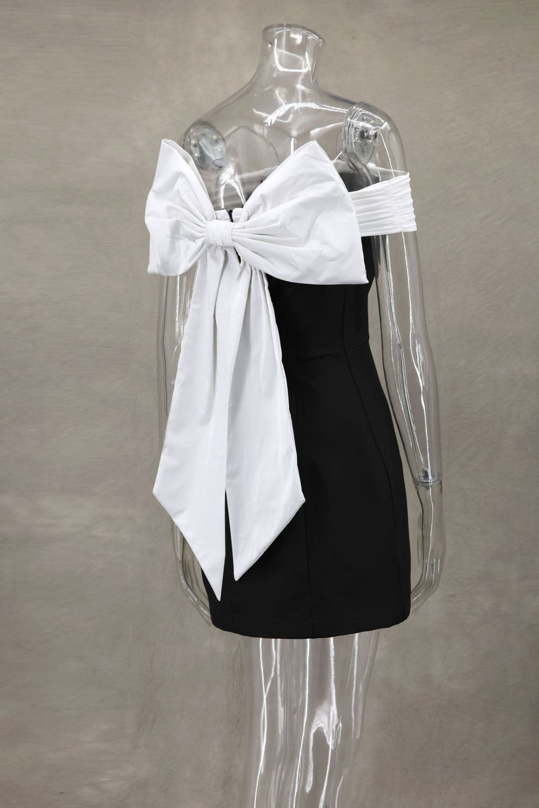 Drune | Ein-Wort-Schulter schwarz-weißes Kleid mit kontrastierender Schleife