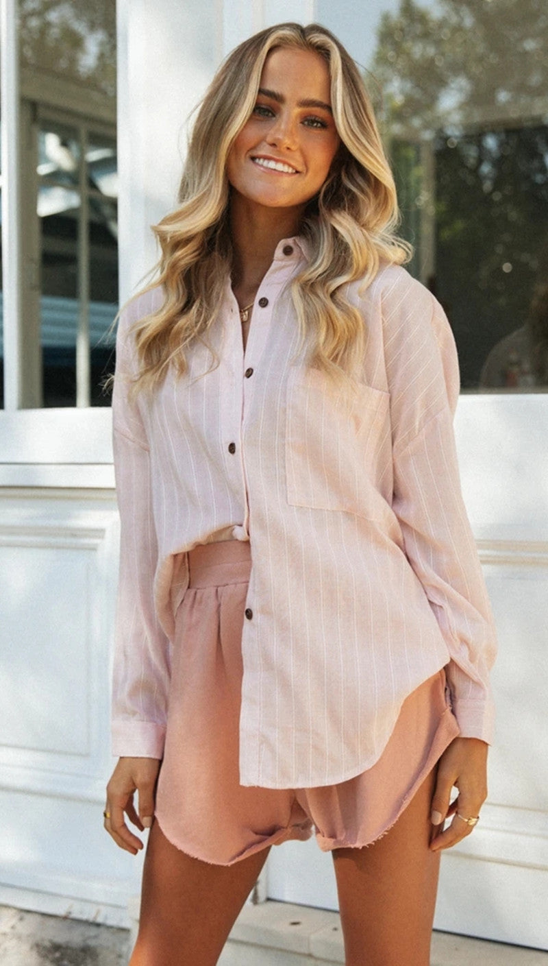 Damen lässiges two-piece Set mit lockerer Bluse und Short Drune