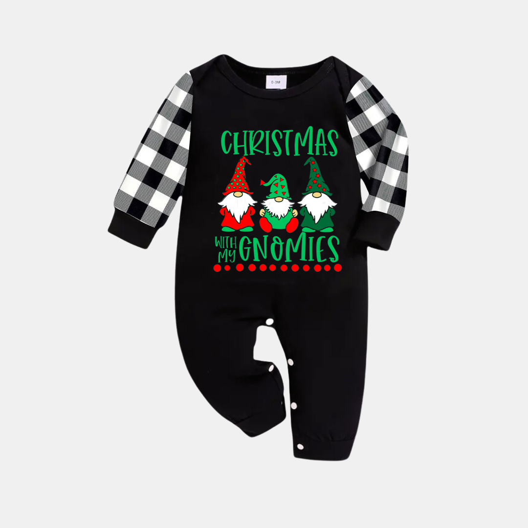Drune | Schwarz-weißer Karo-Weihnachtsschlafanzug mit "Christmas With My Gnomies" Textdruck