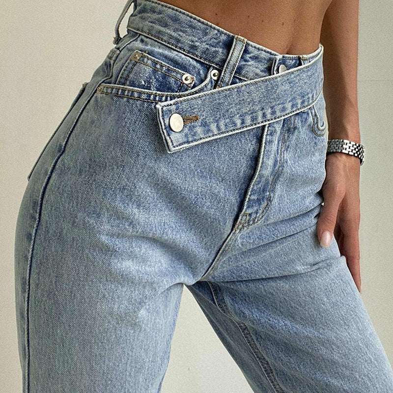 Drune taillierte Jeans mit unregelmäßigem Gürtel in Distressed-Look