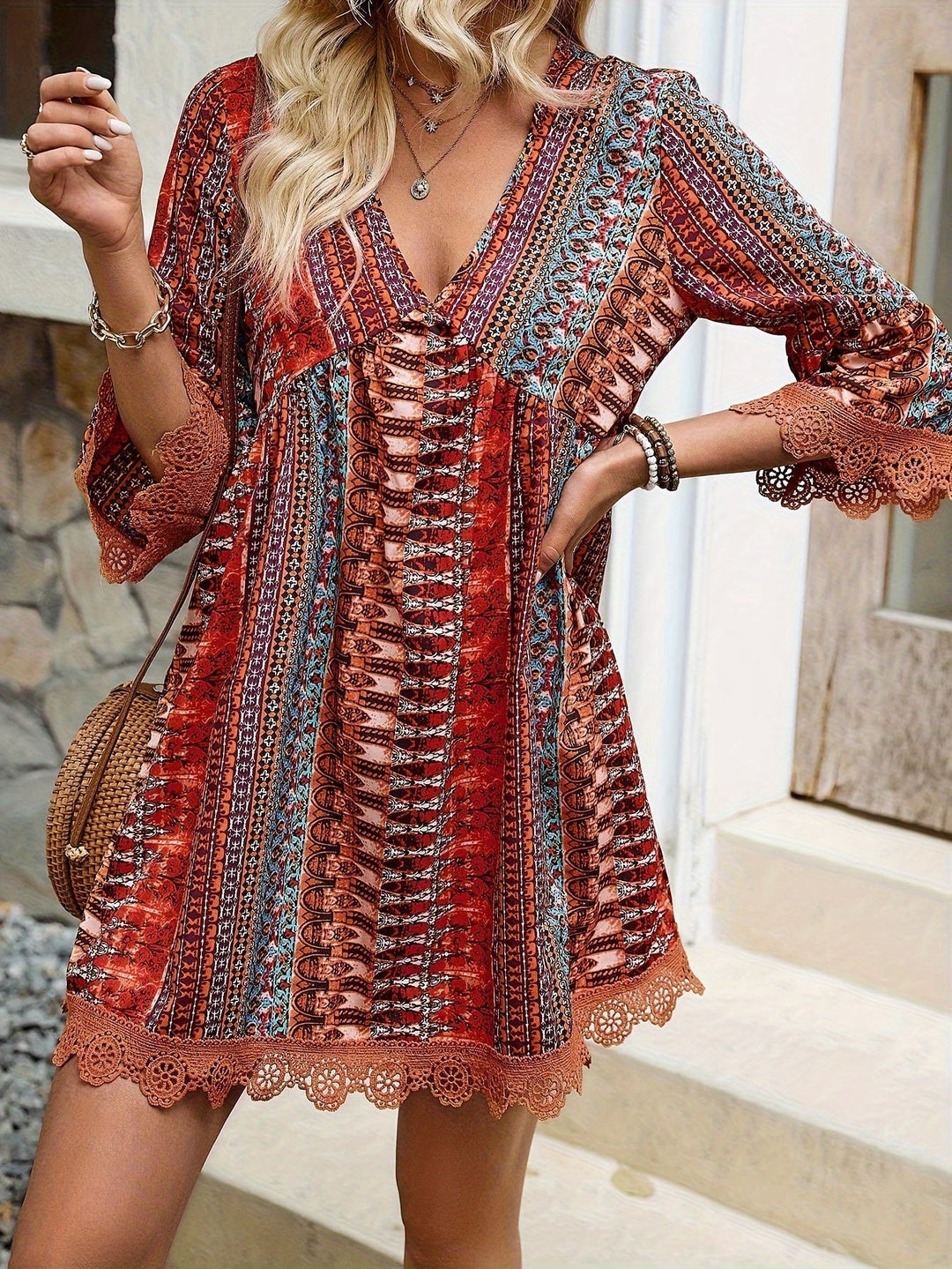 Drune | Elegantes Kleid mit V-Ausschnitt und Spitzenabschluss