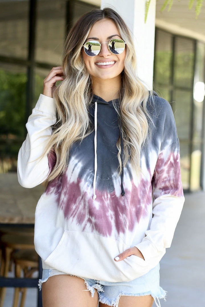 Damen Hoodie mit buntem Batikmuster und praktischer Kängurutasche Drune