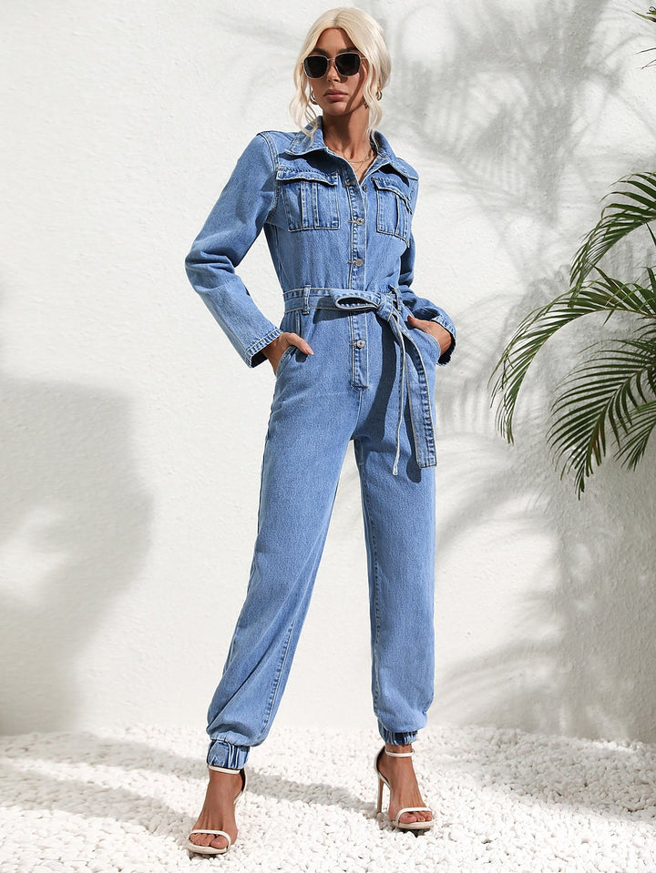 Drune | Denim Overall Knopfront Klappentaschen Passender Gürtel Gekrempelte Ärmel