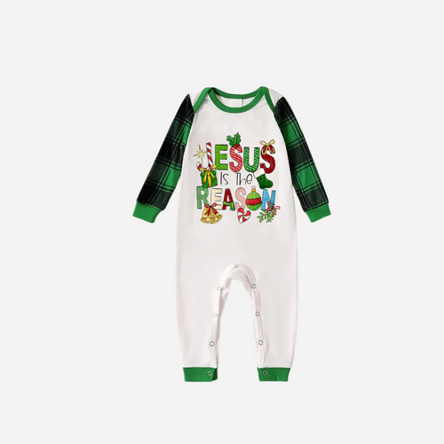 Drune | Weihnachts-Cartoon-Familien-Weihnachtspyjama-Set - Weißes Oberteil mit grünen Ärmeln und grünen Karohosen und “Jesus ist der Grund”-Design