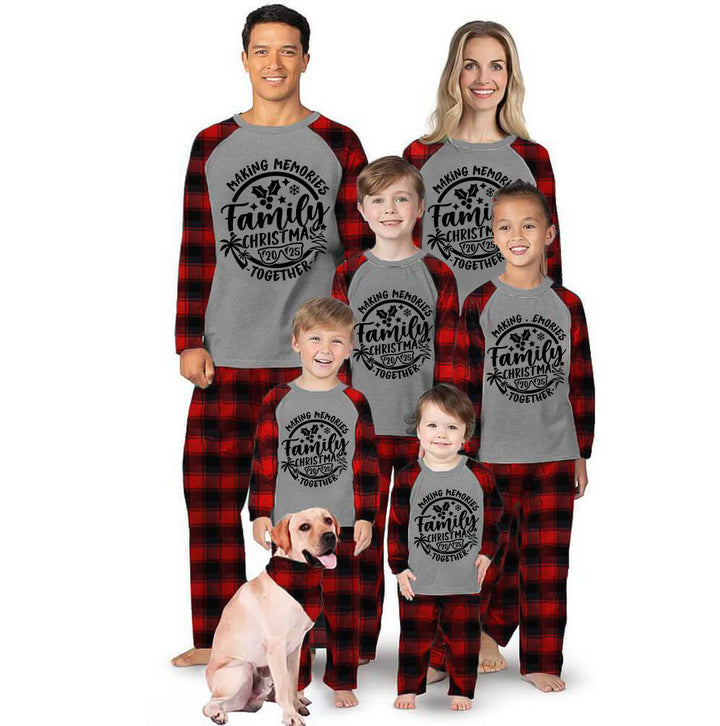 Drune | Weihnachtsgemeinschaft Erinnerungen Gemeinsam 2025 Druck Schwarz & Rot kariert Familie Passende Graue Pyjamas mit Hundebandana