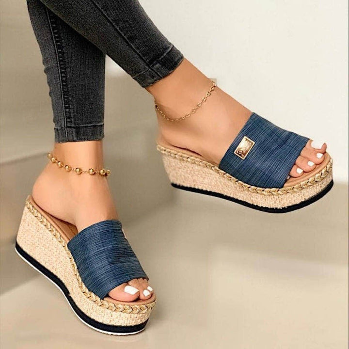 Damen nan Espadrille-Pantolette mit geflochtenem Bastkeil, breitem Strukturriemen und goldener Zierplatte Drune