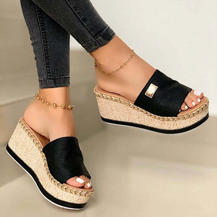 Damen nan Espadrille-Pantolette mit geflochtenem Bastkeil, breitem Strukturriemen und goldener Zierplatte Drune