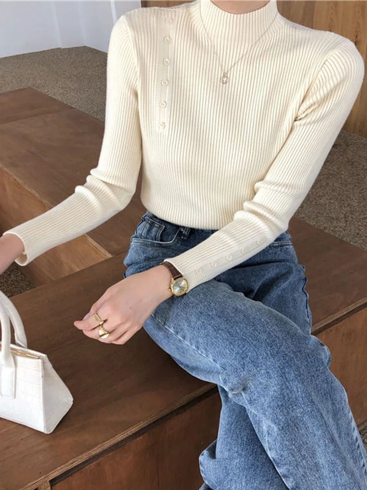 Drune | Eleganter Pullover mit Zierknöpfen und Stehkragen