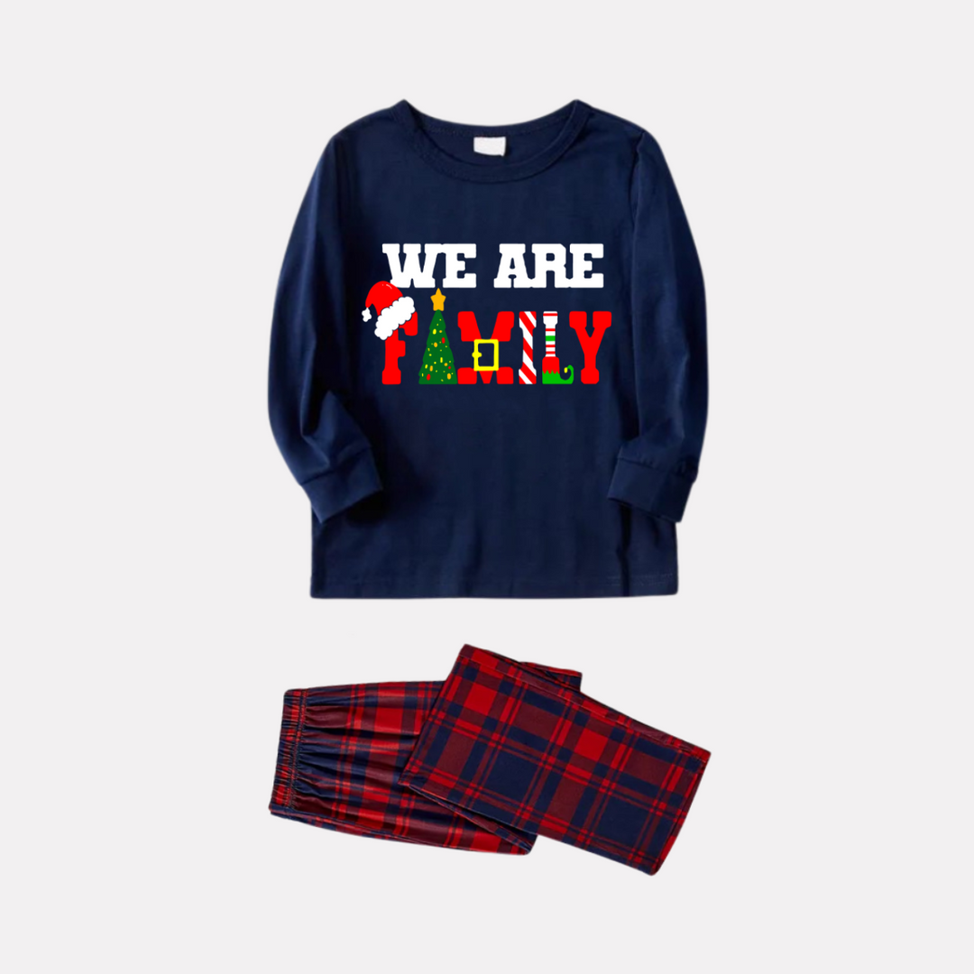 Drune | Weihnachten "Wir sind Familie" Textdruck Blau Langarmoberteil mit Rot- und Blau-karierter Familie passende Pyjamas